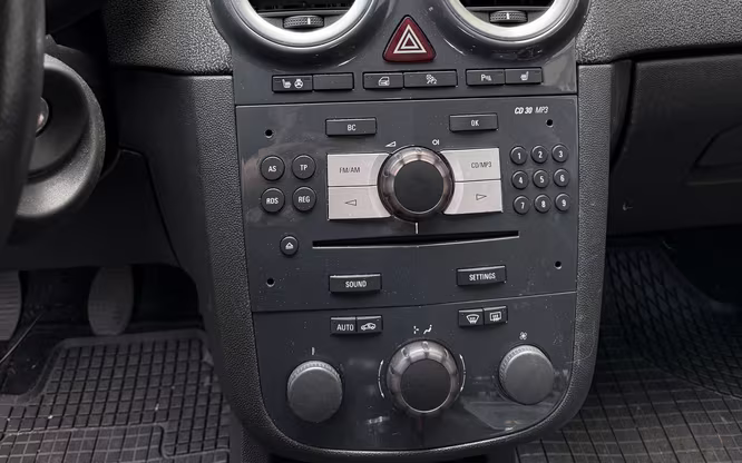 CarPlay Einbau inkl. Rückfahrkamera in Opel Corsa D 2011 1