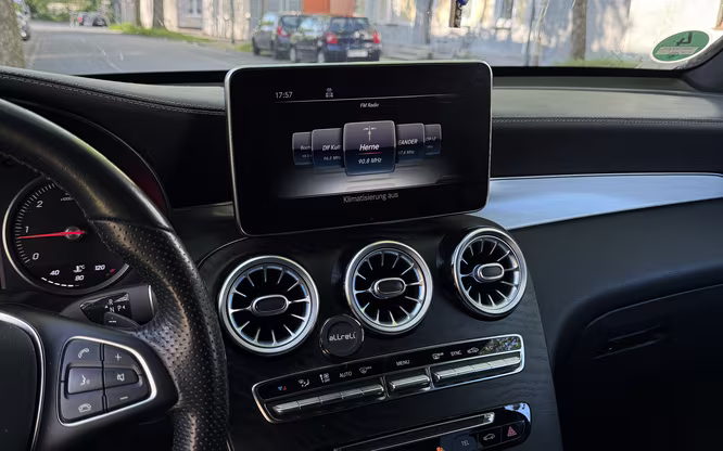 CarPlay Einbau inkl. Rückfahrkamera in Mercedes GLC 250D 4Mativ 2018